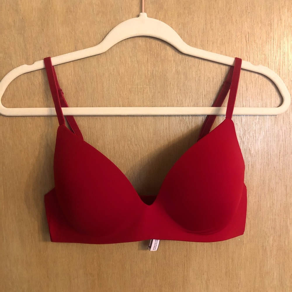 ⭐️ NWOT- VS Wireless Bra | 34C